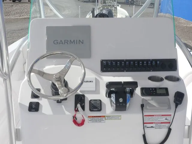 Slide: The Image of Twin Vee 240 STX 2026 - 19