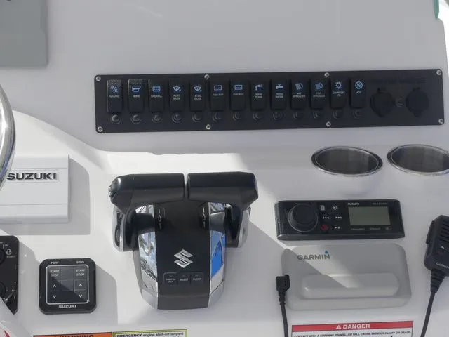 Slide: The Image of Twin Vee 240 STX 2026 - 21