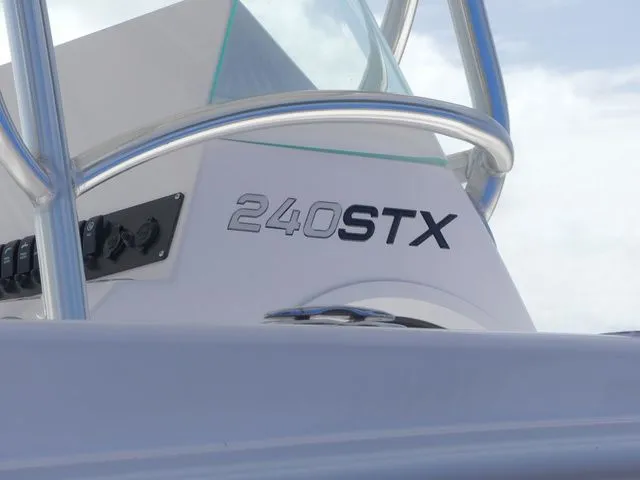 Slide: The Image of Twin Vee 240 STX 2026 - 9