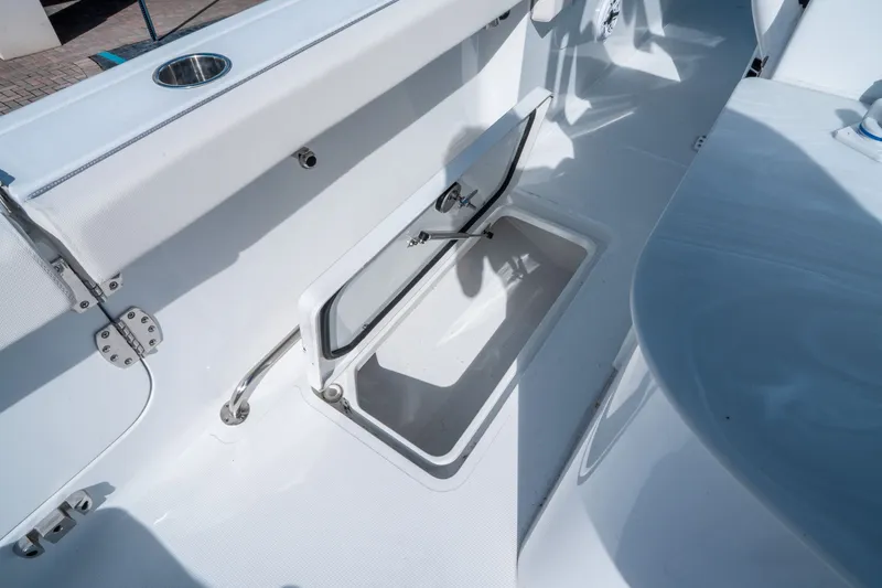 Slide: The Image of Sea Hunt Ultra 285 FS 2026 - 15