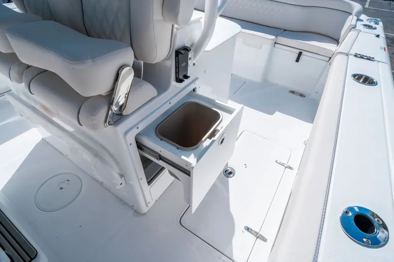 Slide: The Image of Sea Hunt Ultra 285 FS 2026 - 16