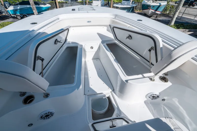 Slide: The Image of Sea Hunt Ultra 285 FS 2026 - 28