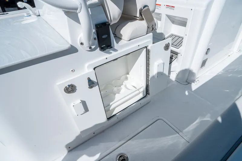 Slide: The Image of Sea Hunt Ultra 285 FS 2026 - 18