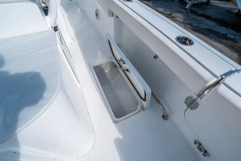 Slide: The Image of Sea Hunt Ultra 285 FS 2026 - 14