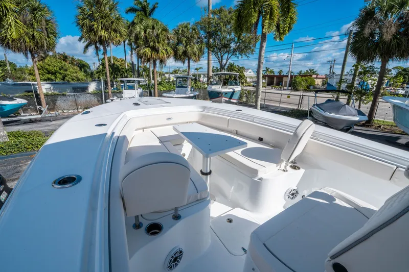 Slide: The Image of Sea Hunt Ultra 285 FS 2026 - 26