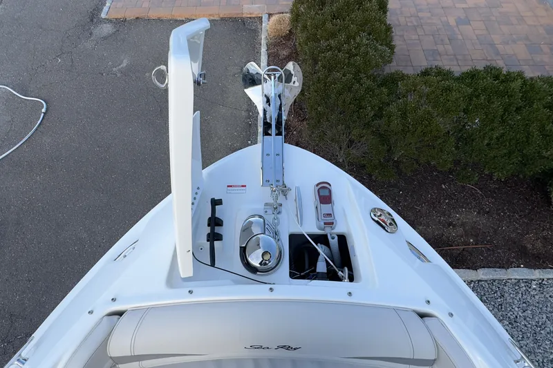 Slide: The Image of Top view of Sea Ray SLX 280 Outboard 2026 bow. - 39