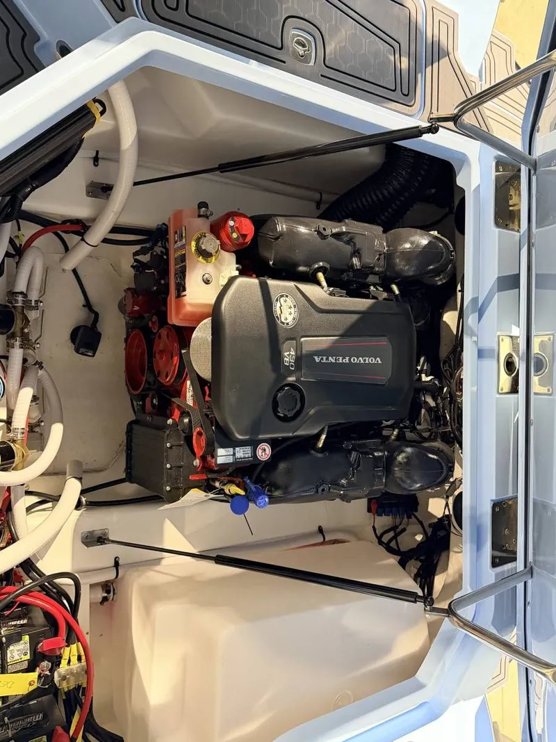 Slide: The Image of Cobalt R8 Surf 2026 - 30