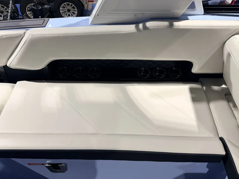 Slide: The Image of Cobalt R8 Surf 2026 - 8