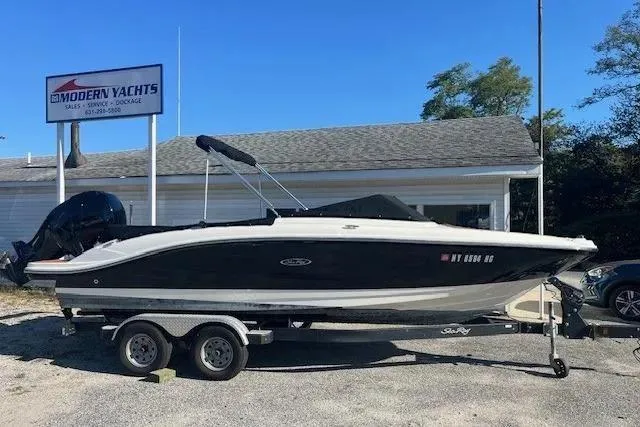 The Image of 2018 Sea Ray SPX 210 Outboard boat on trailer at Modern Yachts dealership. - 0