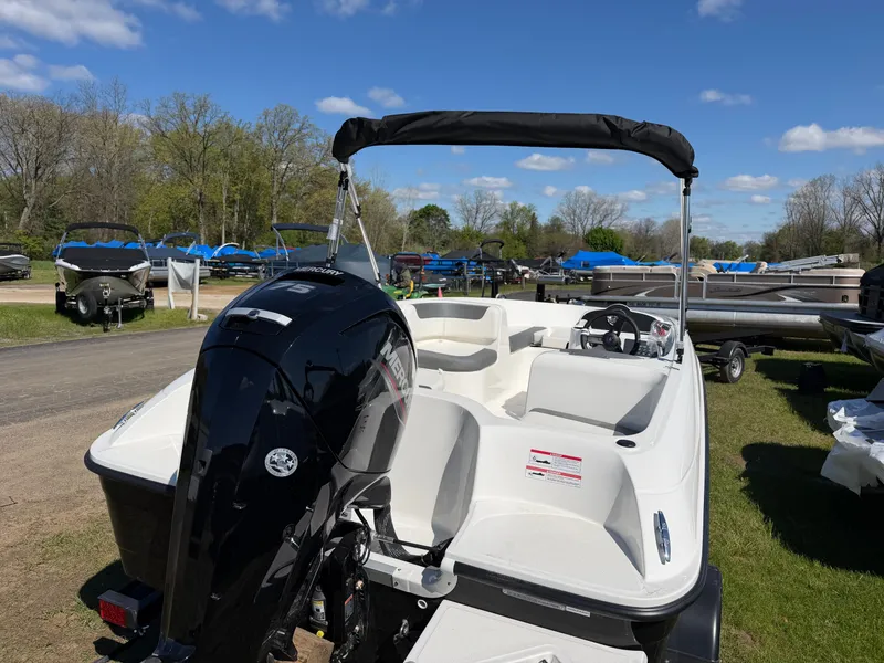 Slide: The Image of Bayliner Deckboat E16 Limited 2026 - 3