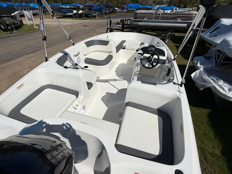 Slide: The Image of Bayliner Deckboat E16 Limited 2026 - 4