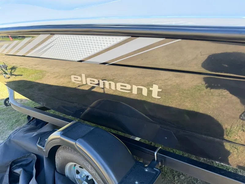 Slide: The Image of Bayliner Deckboat E16 Limited 2026 - 5