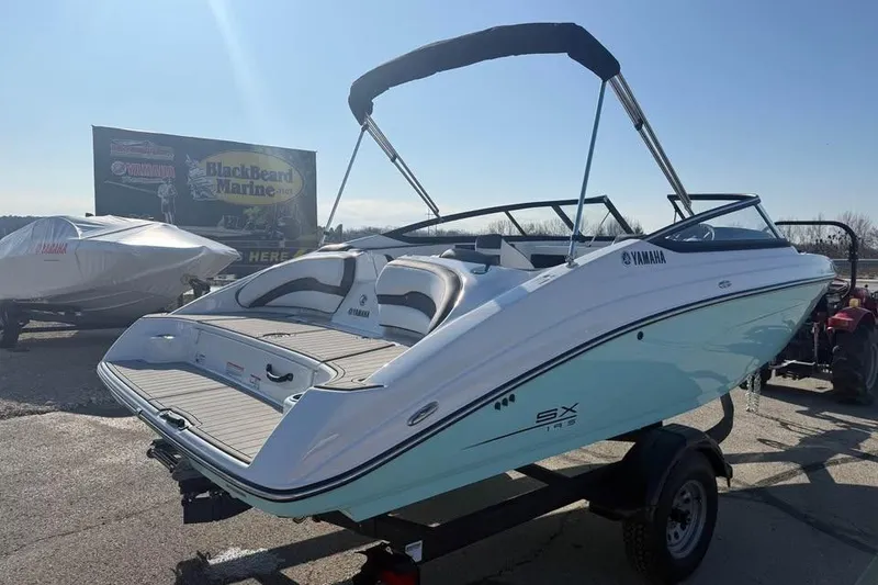 Slide: The Image of 2026 Yamaha Boats SX195 on trailer, displayed outdoors in sunlight. - 4