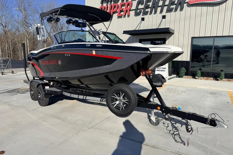 Slide: The Image of 2015 MasterCraft X20 boat on trailer outside dealership. - 45