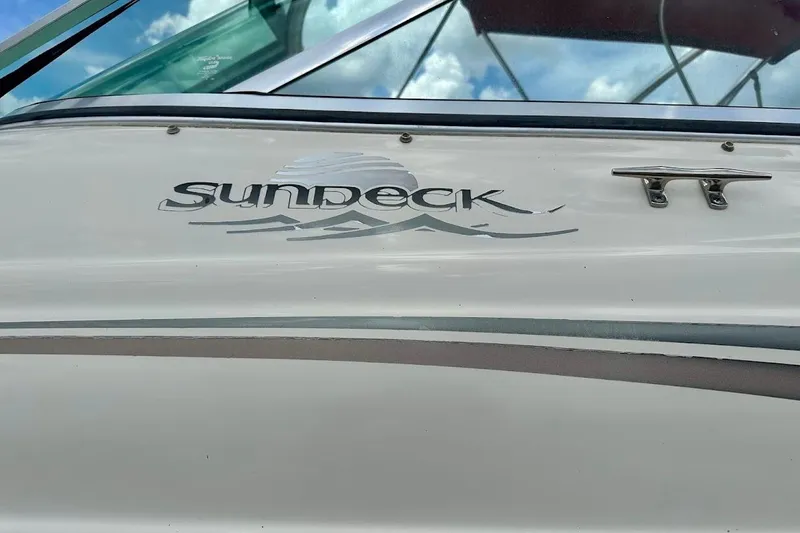 Slide: The Image of 2004 Sea Ray 200 Sundeck boat with logo and cleat against blue sky. - 4