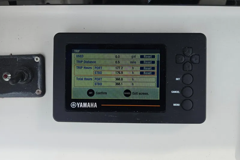 Slide: The Image of Yamaha display on 2019 Sea Hunt Gamefish 25 showing trip and total hours. - 32