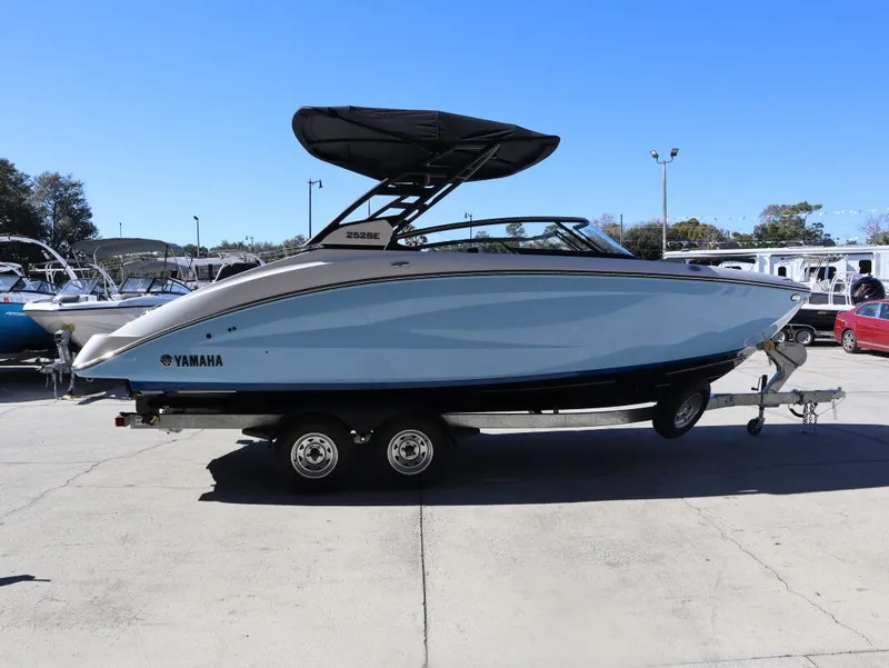 Slide: The Image of Yamaha 252SE 2026 - 3