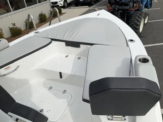 Slide: The Image of Sea Pro 230 Bay Boat 2026 - 10