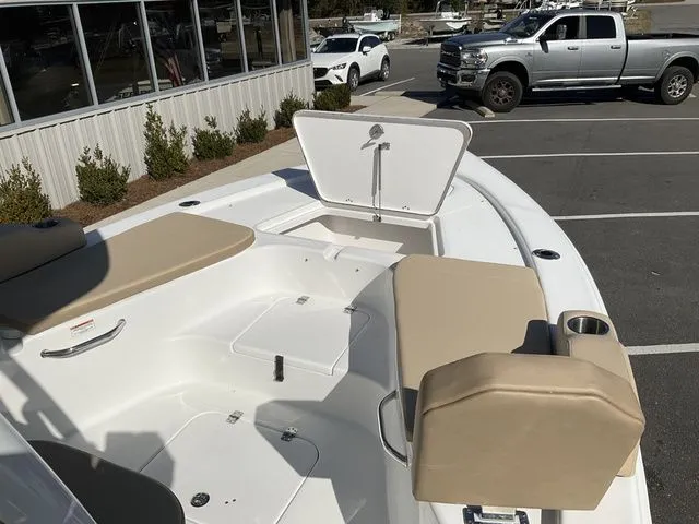 Slide: The Image of Sea Pro 230 DLX 2026 - 15