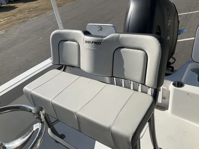 Slide: The Image of Sea Pro 202 Center Console 2026 - 10