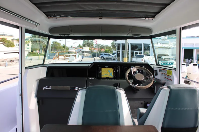 Slide: The Image of Axopar 37 - Helm - 13