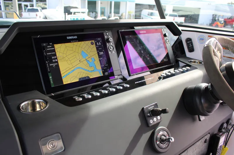 Slide: The Image of Axopar 37 - Helm - 14