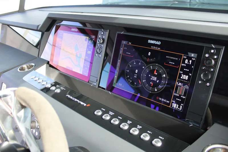 Slide: The Image of Axopar 37 - Helm - 15