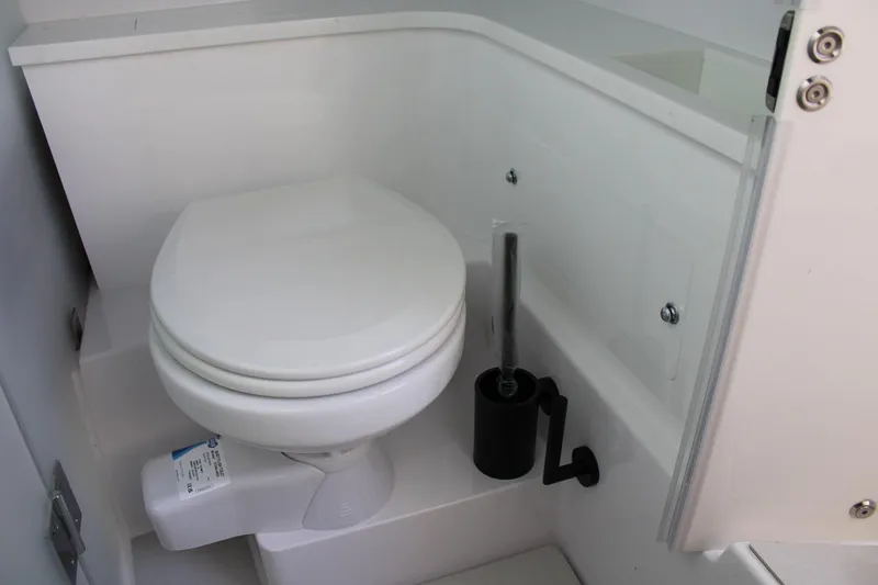 Slide: The Image of Axopar 37 - Head - 22