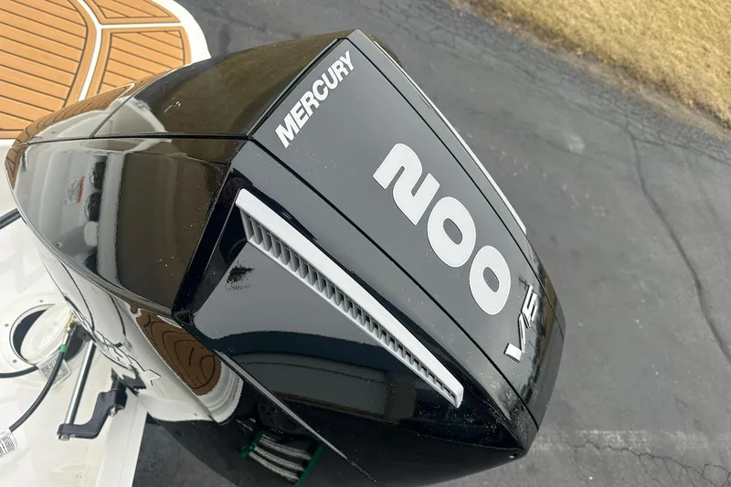 Slide: The Image of Mercury 200 V6 outboard engine on 2025 Bayliner VR6 Bowrider OB boat. - 23