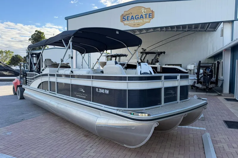 Slide: The Image of 2019 Bennington R 25 RL pontoon boat at Seagate Marine Sales. - 2