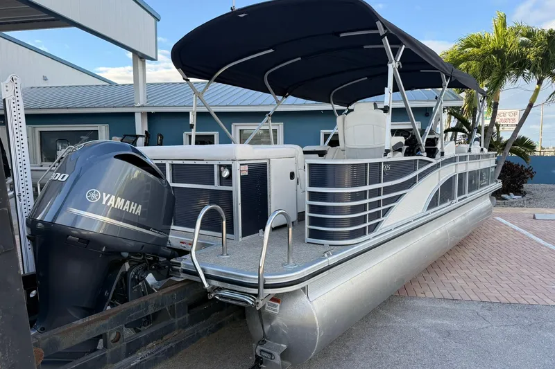 Slide: The Image of 2019 Bennington R 25 RL pontoon boat with Yamaha engine, docked outdoors. - 8