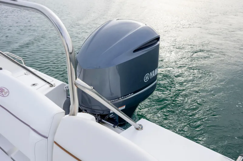 Slide: The Image of 2018 Sea Hunt Ultra 255 SE boat with Yamaha outboard motor on water. - 9
