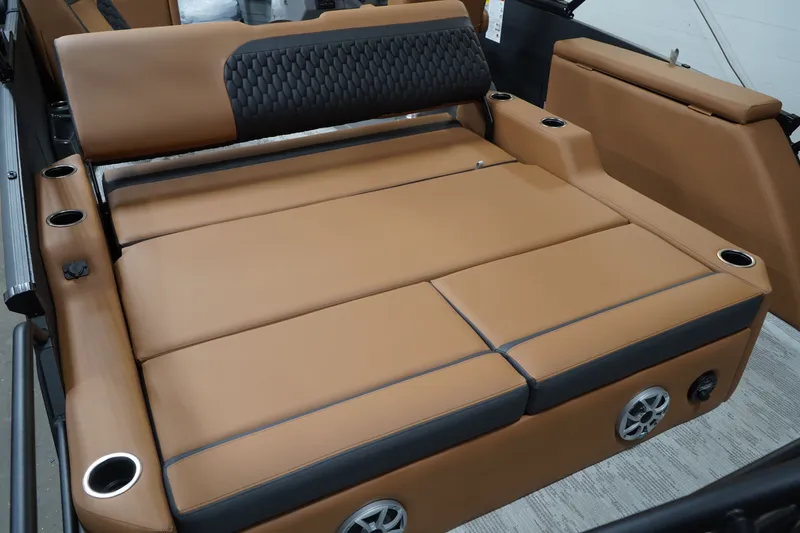 Slide: The Image of Sylvan L-3 ULZ 2026 boat seat with brown leather and speakers. - 14