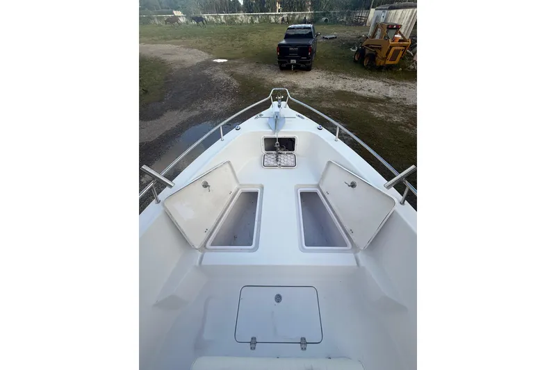 Slide: The Image of 2005 Pro-Line 24 Sport boat interior with steering console and equipment. - 17