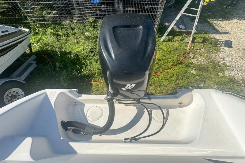 Slide: The Image of 2005 Pro-Line 24 Sport boat with outboard motor, viewed from above. - 58