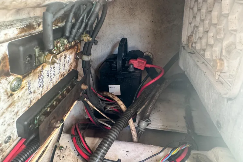 Slide: The Image of 2005 Pro-Line 24 Sport boat electrical wiring and battery compartment. - 70