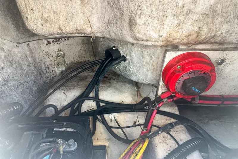 Slide: The Image of 2005 Pro-Line 24 Sport boat wiring and battery switch setup. - 73