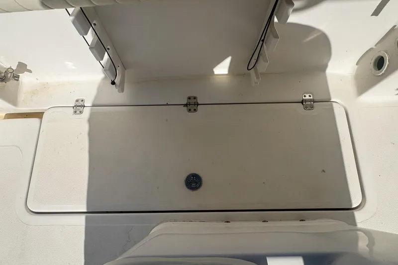 Slide: The Image of 2005 Pro-Line 24 Sport boat deck with storage compartment and seating. - 81