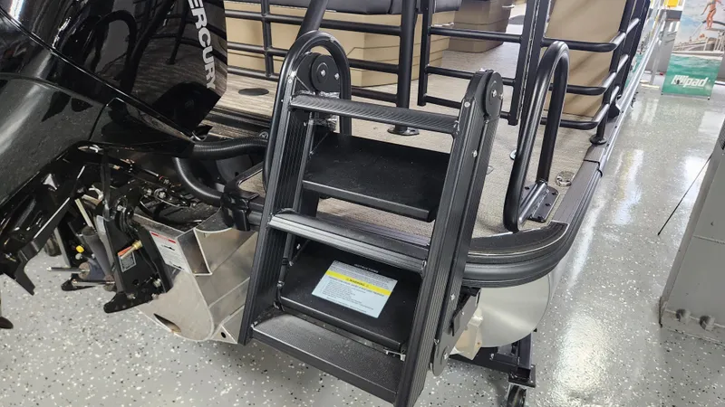 Slide: The Image of The 2026 Sylvan L3 DLZ features a black swim ladder at the stern. - 40