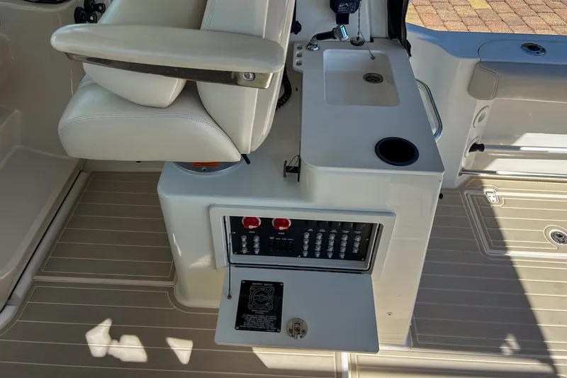 Slide: The Image of Boston Whaler 285 CONQUEST 2018 - 11
