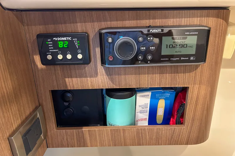 Slide: The Image of Boston Whaler 285 CONQUEST 2018 - 22