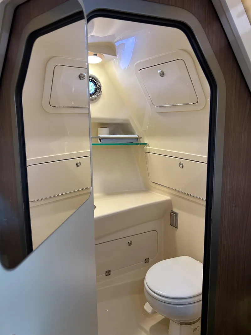 Slide: The Image of Boston Whaler 285 CONQUEST 2018 - 27