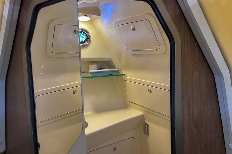 Slide: The Image of Boston Whaler 285 CONQUEST 2018 - 28