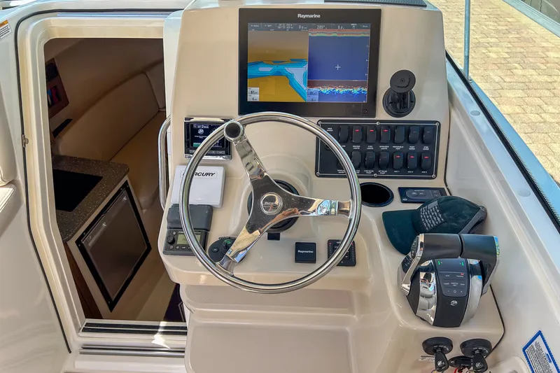 Slide: The Image of Boston Whaler 285 CONQUEST 2018 - 9