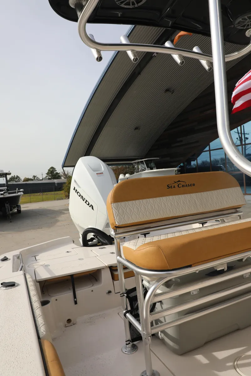 Slide: The Image of Sea Chaser 23 LX 2026 - 7