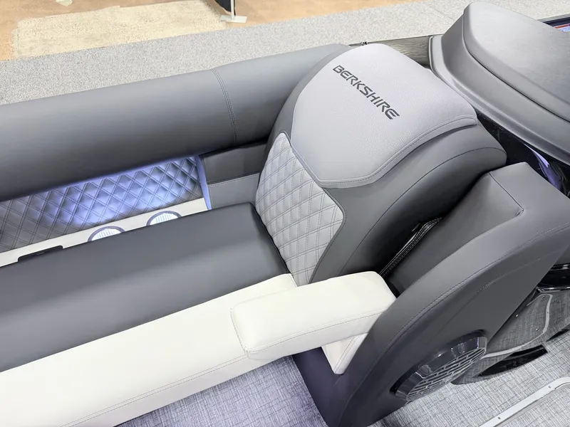 Slide: The Image of Berkshire 25ULE Roswell Arch STS Tritoon 2026 - 29