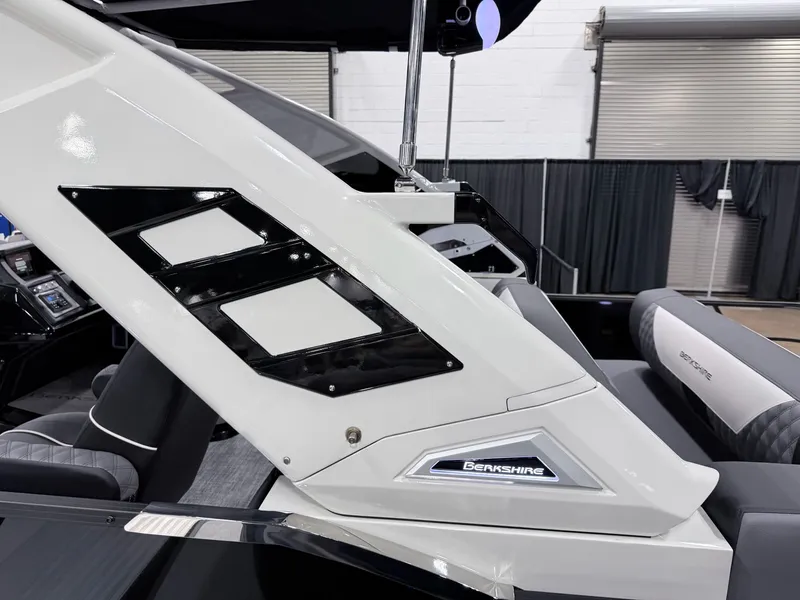 Slide: The Image of Berkshire 25ULE Roswell Arch STS Tritoon 2026 - 30