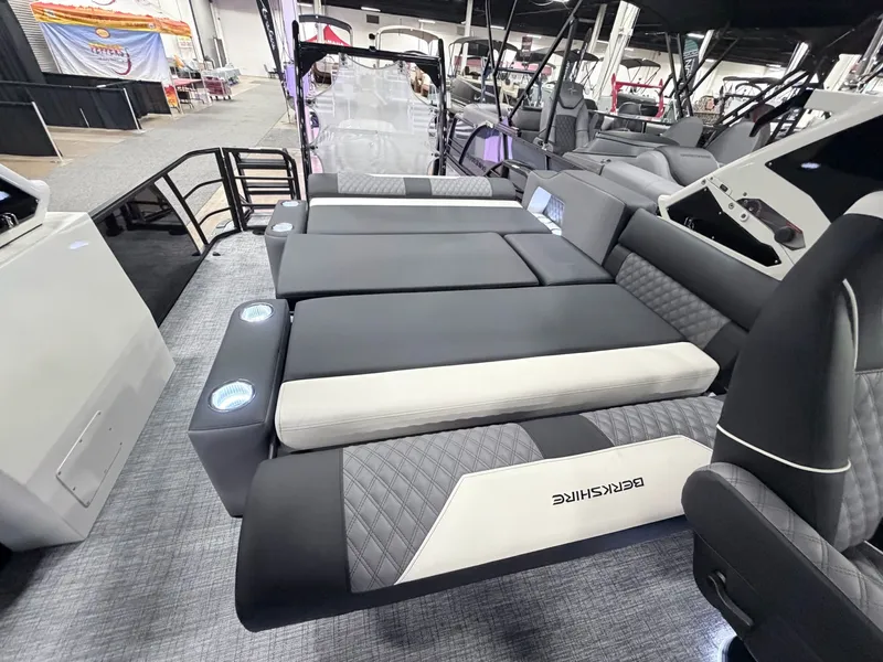 Slide: The Image of Berkshire 25ULE Roswell Arch STS Tritoon 2026 - 32