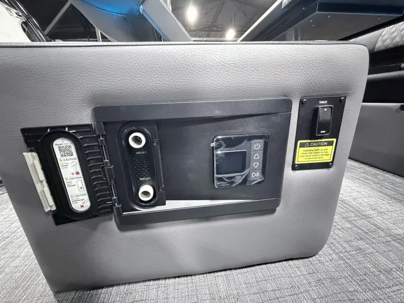 Slide: The Image of Berkshire 25ULE Roswell Arch STS Tritoon 2026 - 39