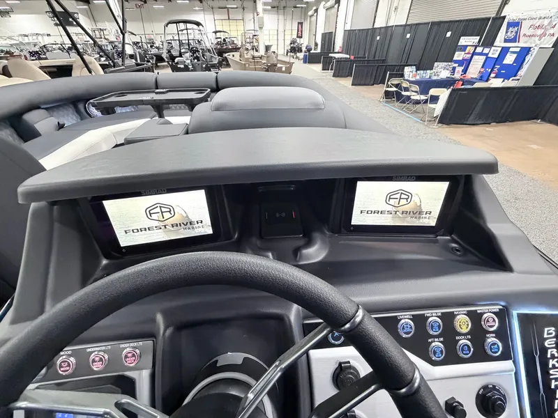 Slide: The Image of Berkshire 25ULE Roswell Arch STS Tritoon 2026 - 7